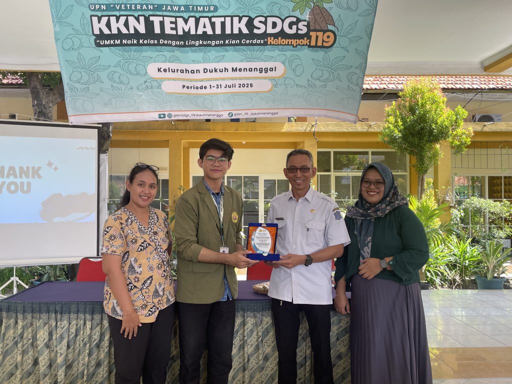 Penyerahan Plakat Kenag-Kenangan kepada Kelurahan Dukuh Menanggal oleh Ketua KKN Kelompok 119, dokumentasi KKN Kelompok 119